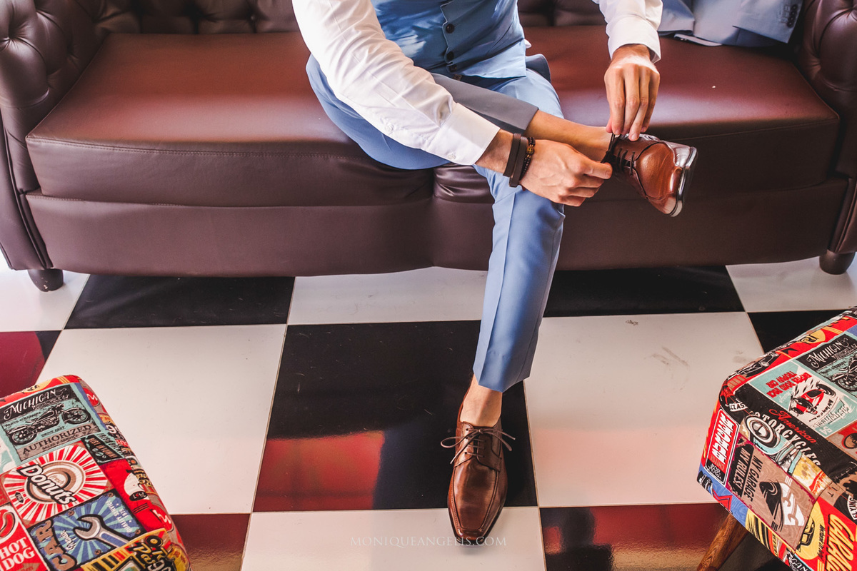 noivo arrumando sapato no making of por Monique Angelis