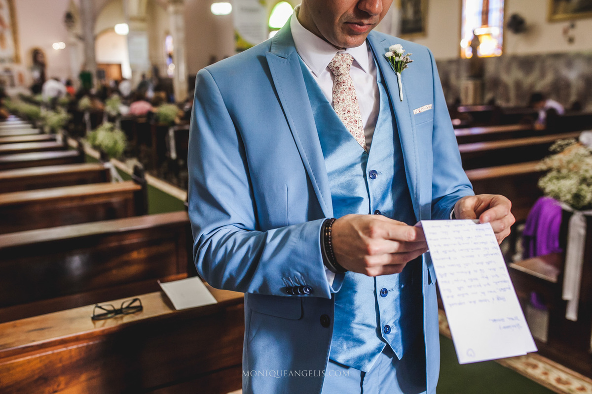 noivo lendo a carta da noiva por Monique Angelis