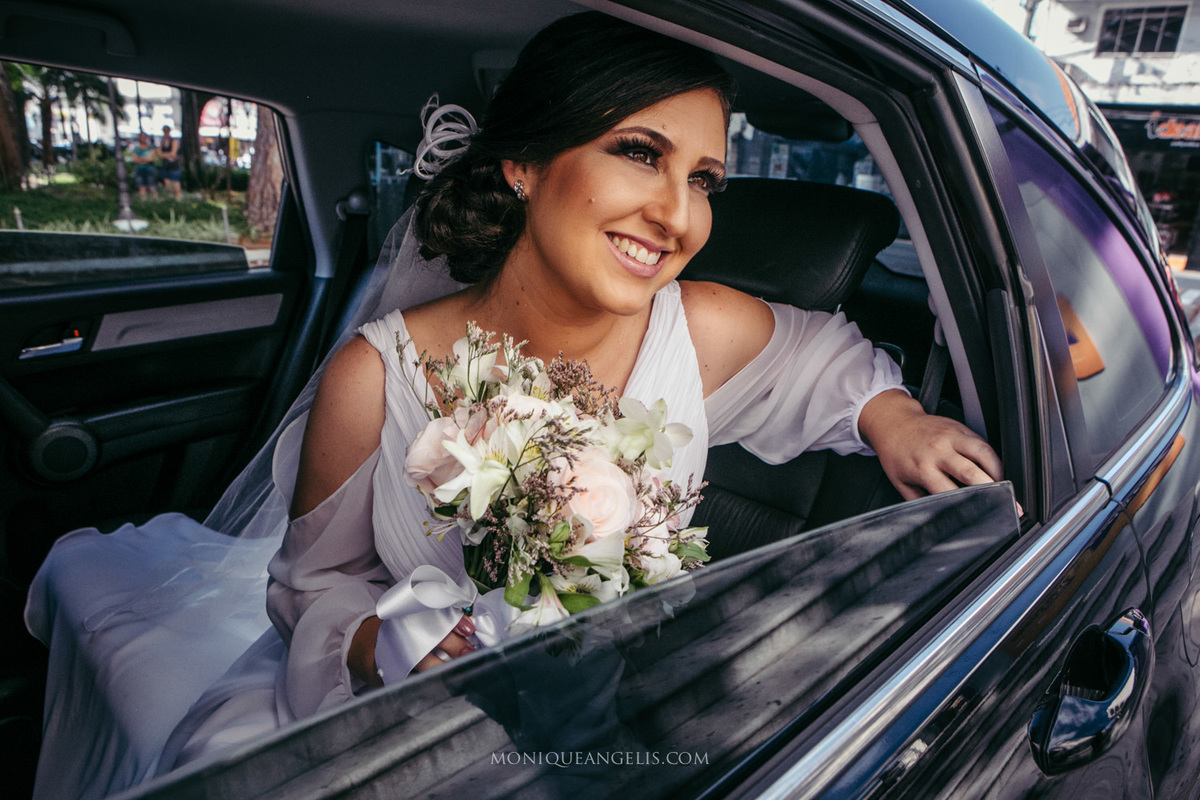 noiva aguardando em frente a igreja por Monique Angelis