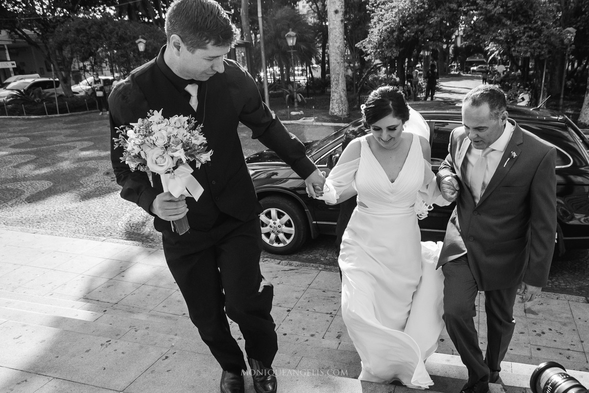 noiva subindo a escada da igreja por Monique Angelis