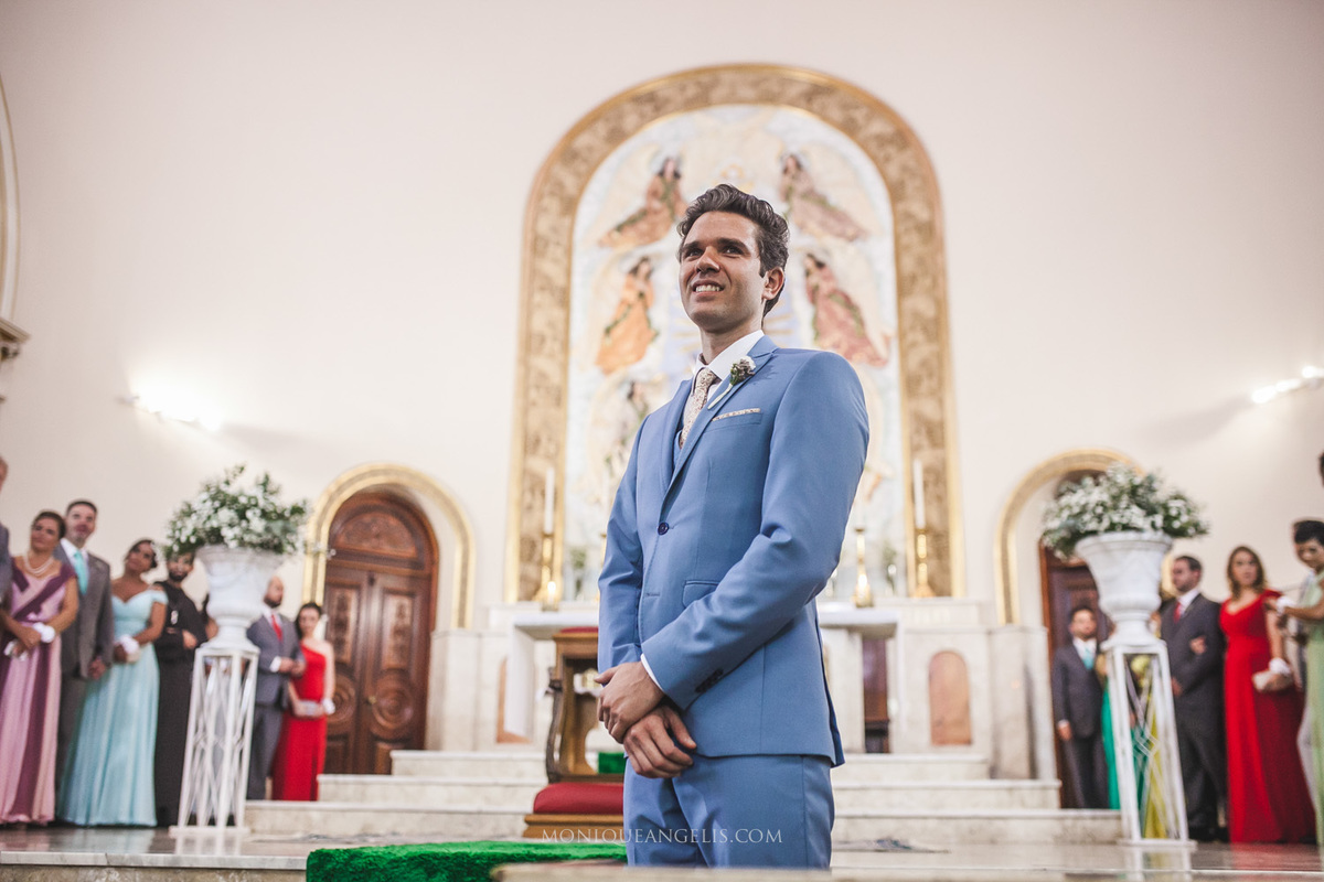 noivo aguardando a noiva no altar por Monique Angelis