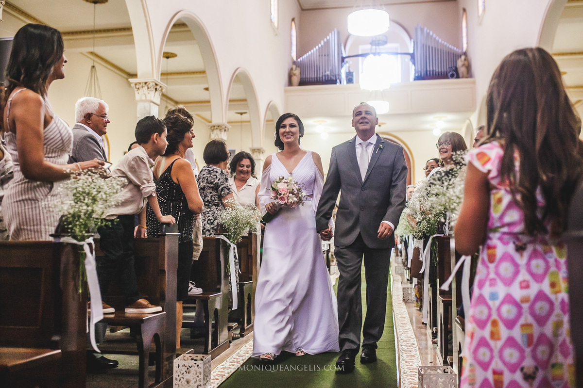 a entrada da noiva por Monique Angelis