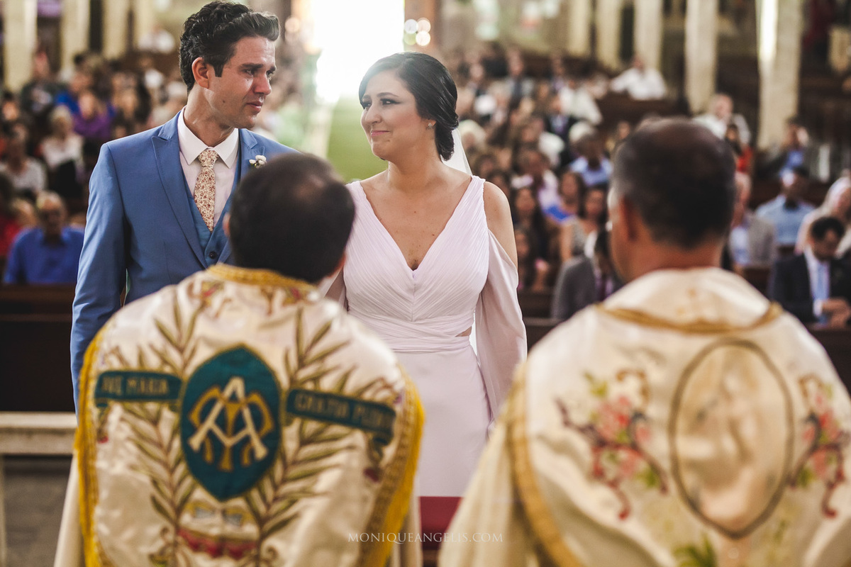 noivos trocando olhares no altar por Monique Angelis