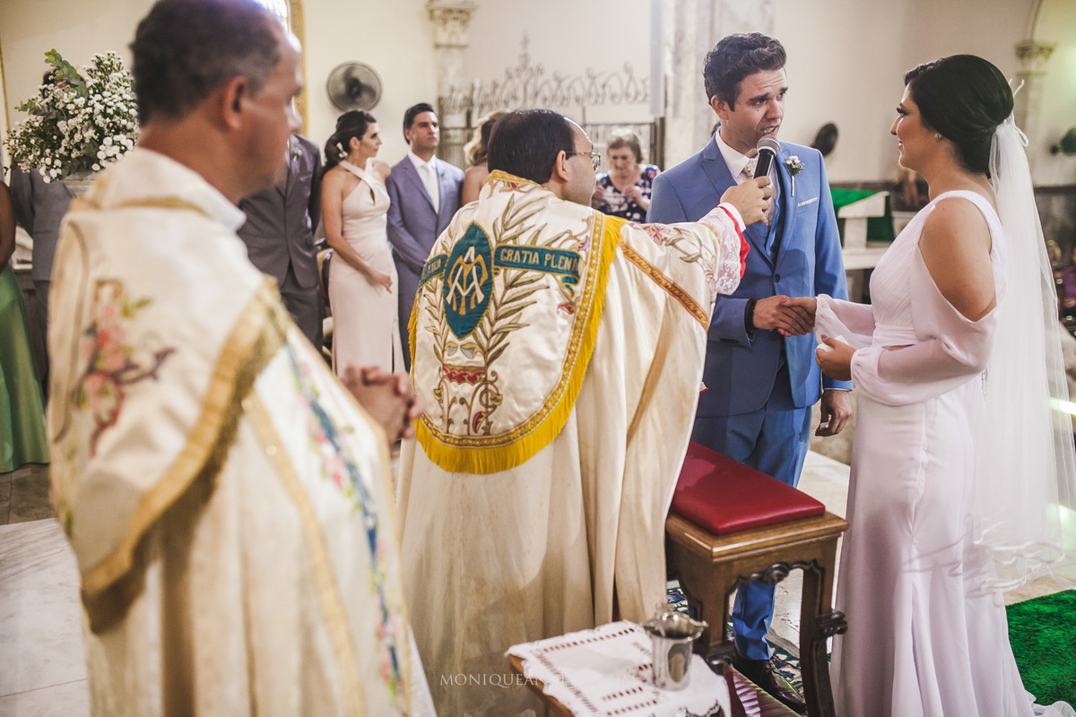 noivo trocando a aliança por Monique Angelis