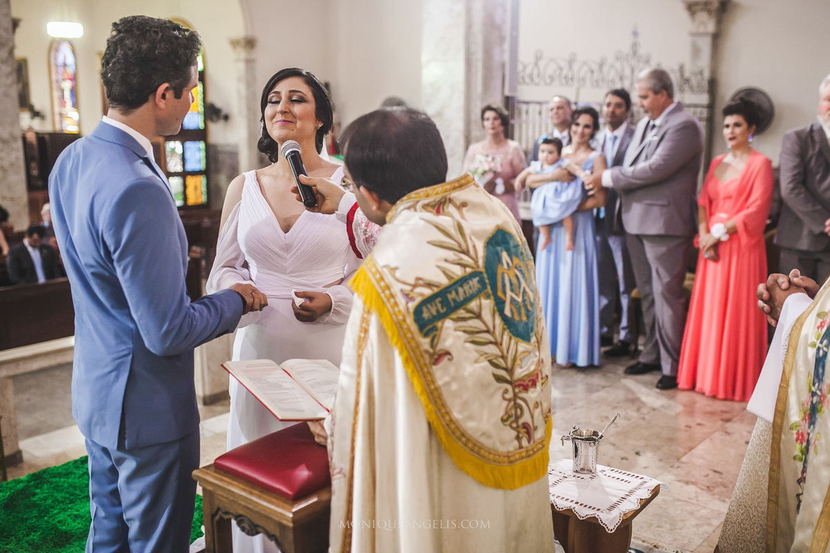 noiva trocando aliança com o noivo por Monique Angelis