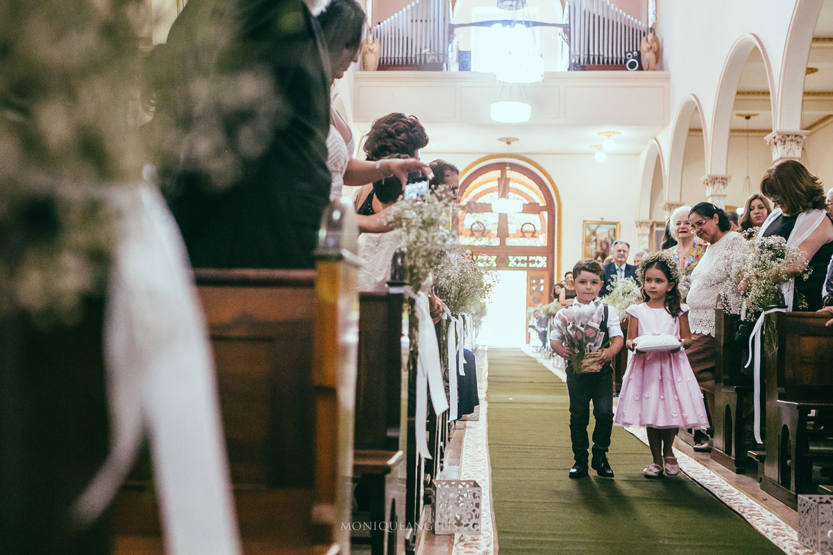 a entrada das alianças por Monique Angelis