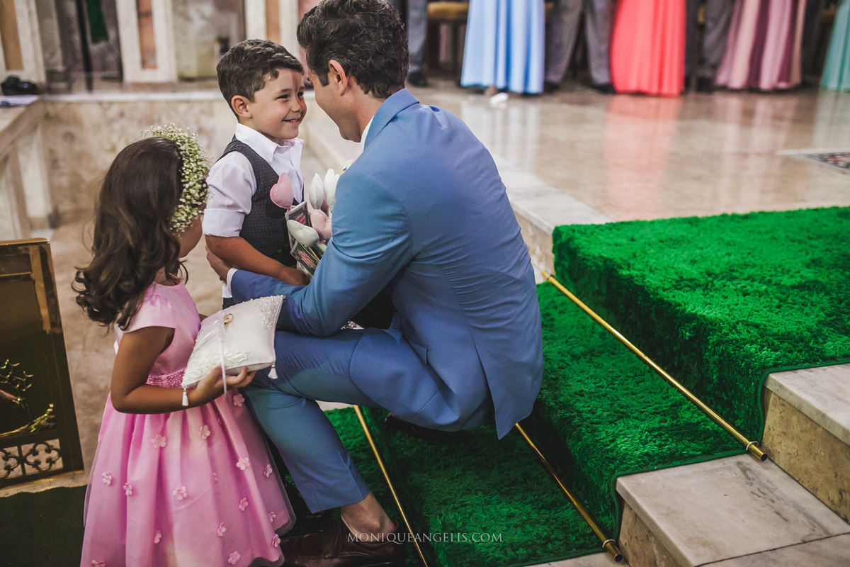 noivo recebendo as alianças por Monique Angelis