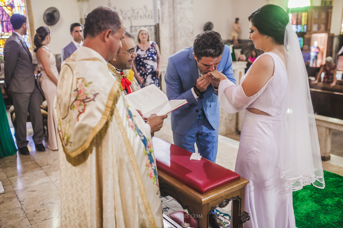 noivo beijando a aliança da noiva por Monique Angelis