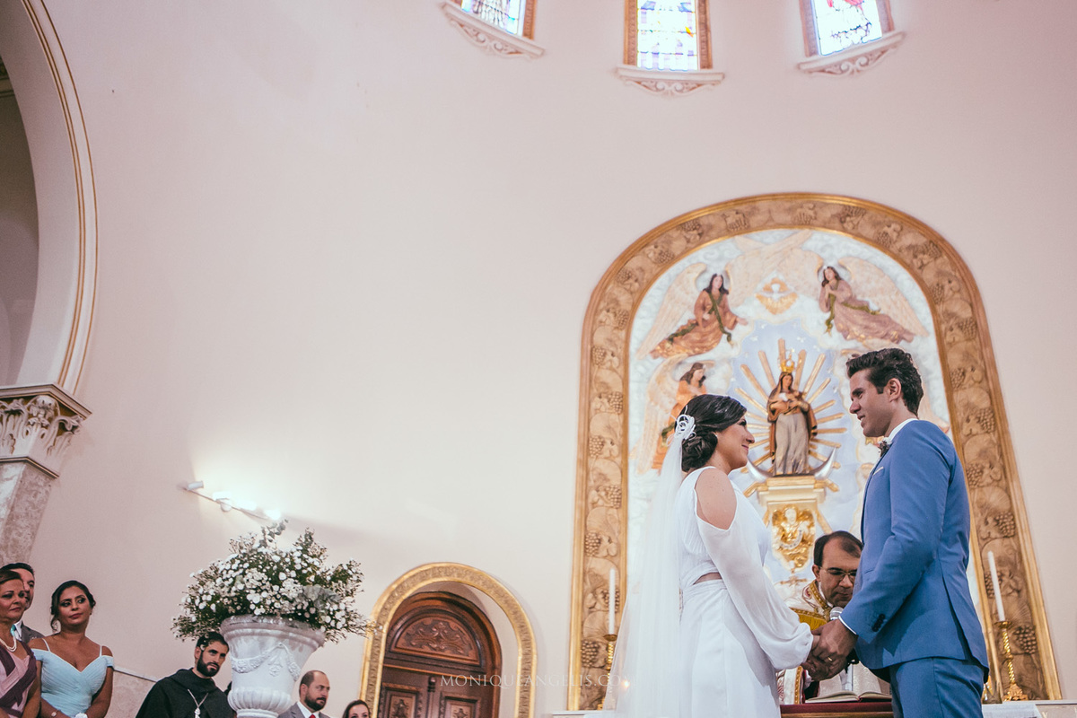 noivos se olhando no altar por Monique Angelis