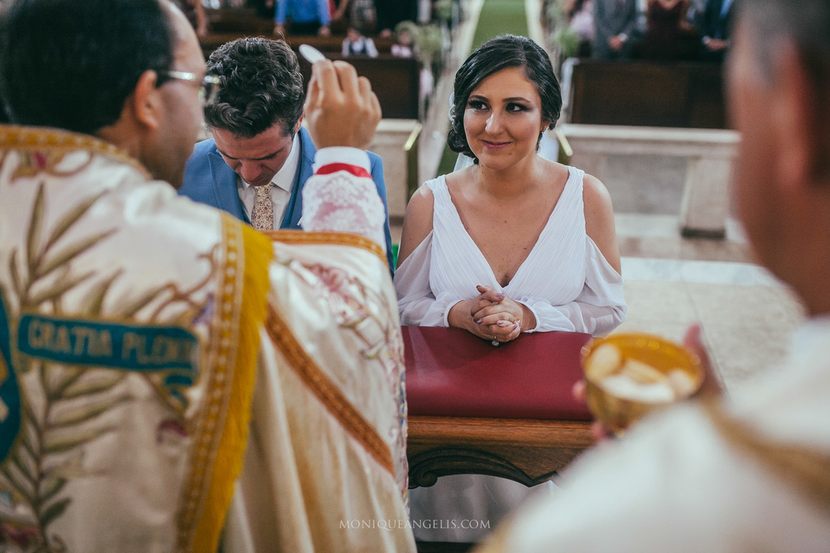 noiva recebendo a eucaristia por Monique Angelis