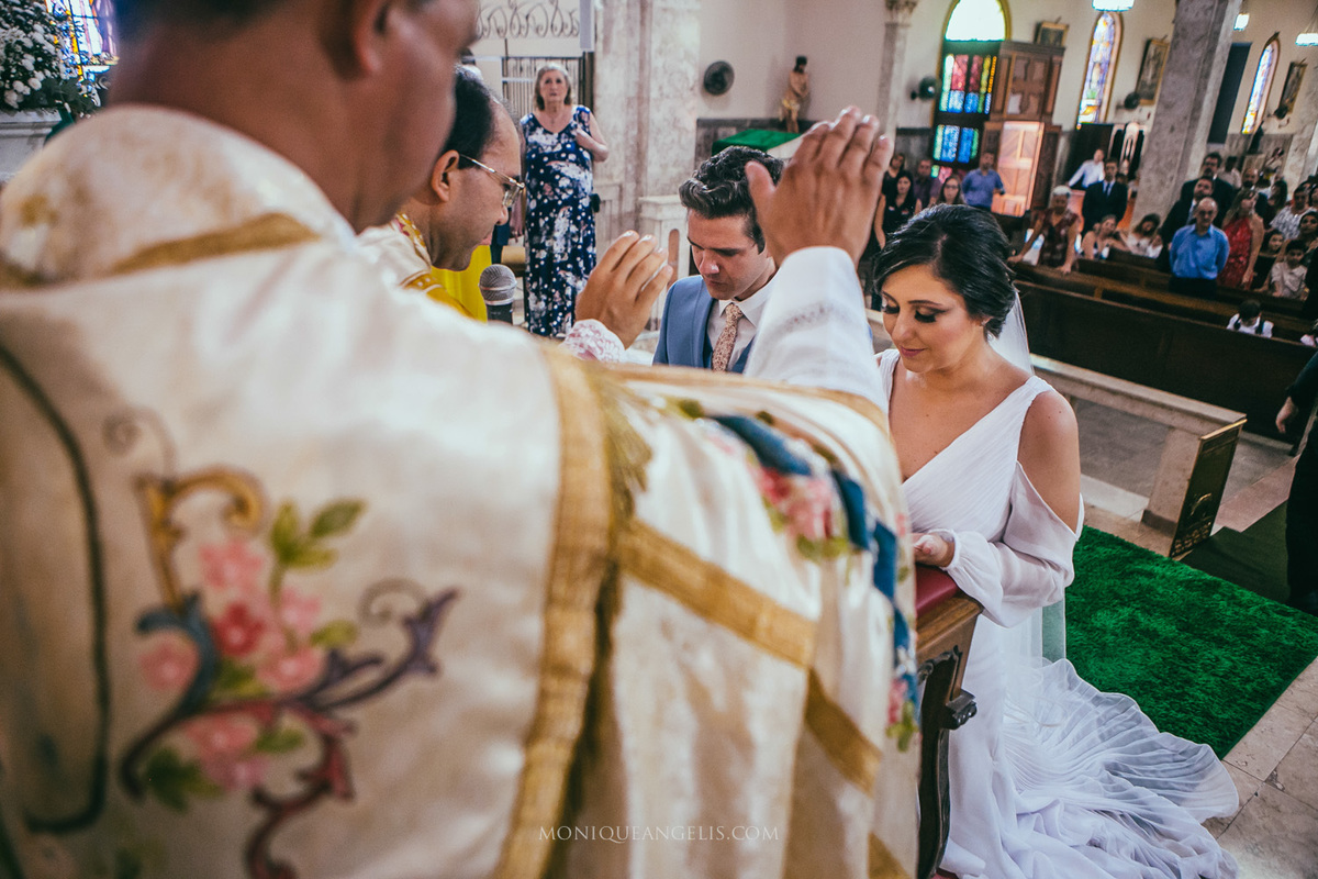 a benção do padre aos noivos por Monique Angelis
