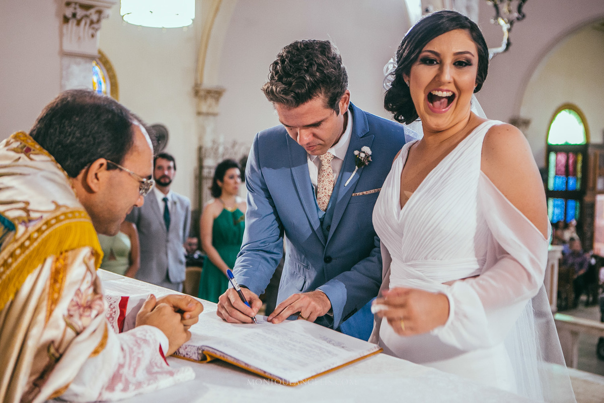 noivo comemorando o casamento por Monique Angelis
