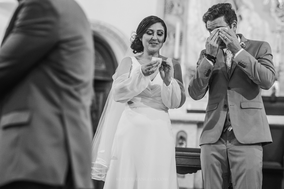 noivos emocionados no altar por Monique Angelis