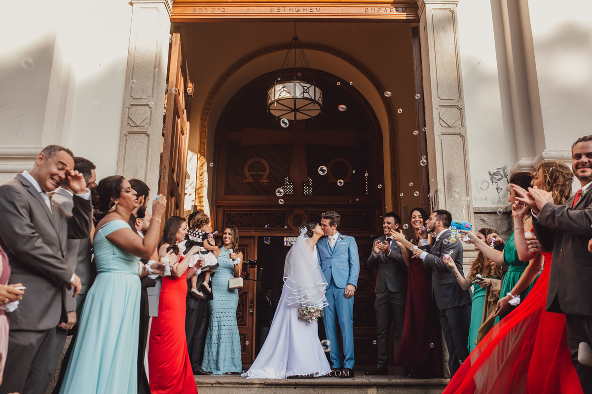 o beijo dos noivos na saída da igreja por Monique Angelis