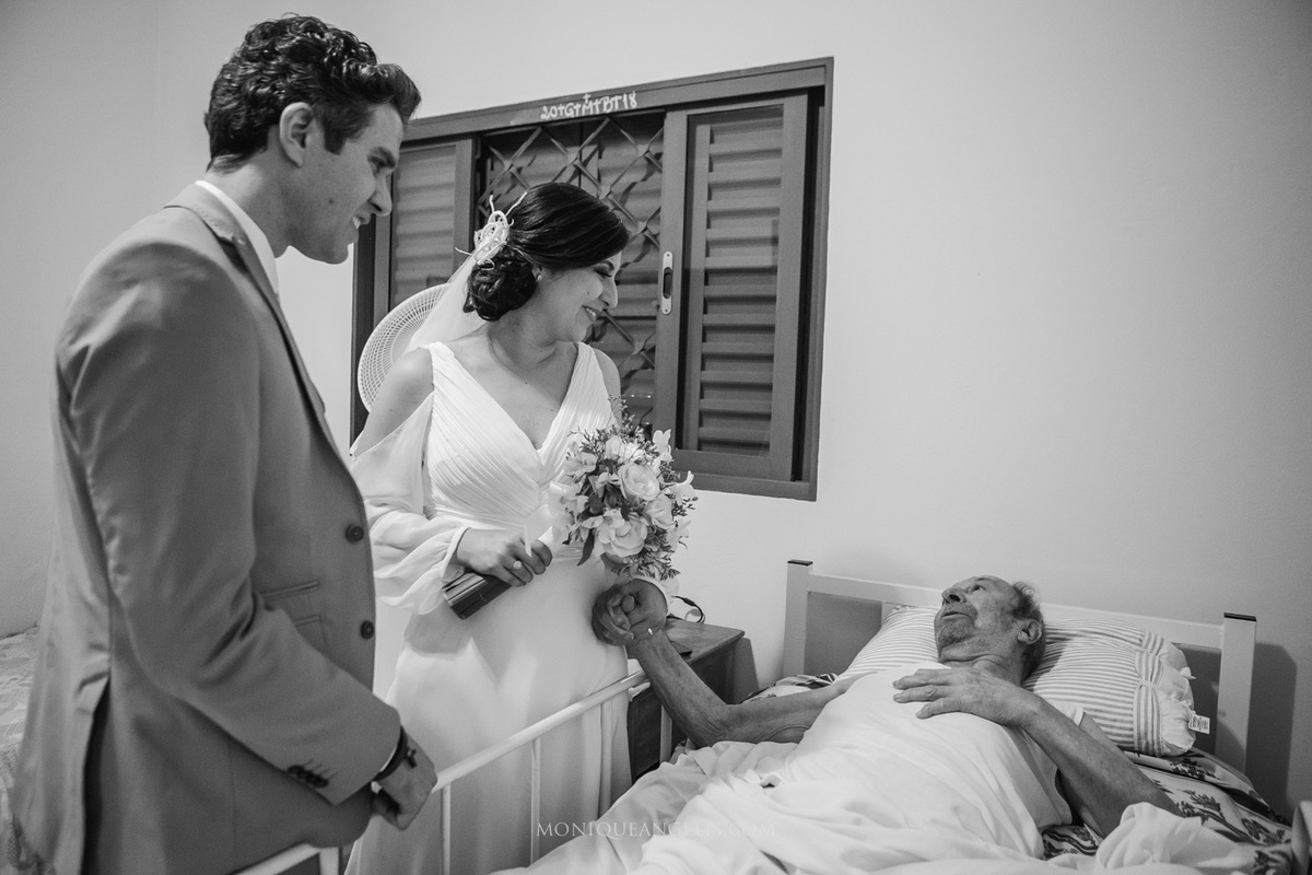 avô da noiva recebendo a noiva após o casamento