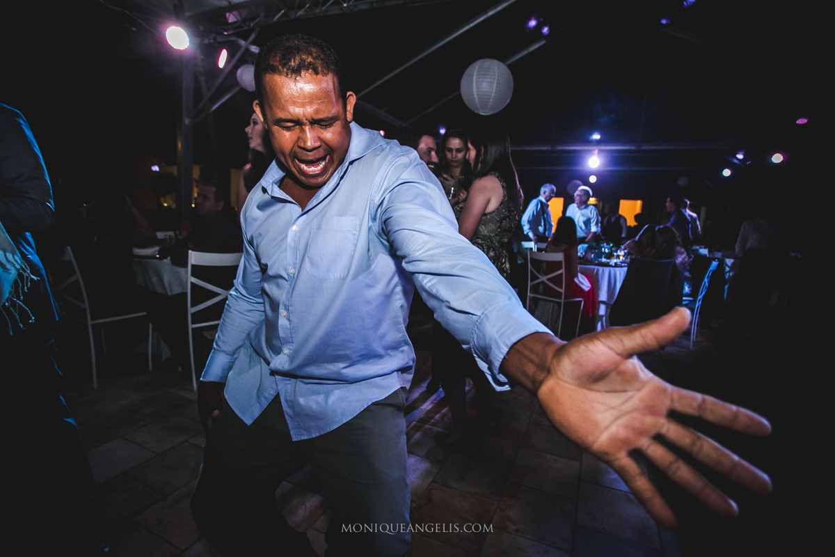 convidado dançando na pista de dança por Monique Angelis