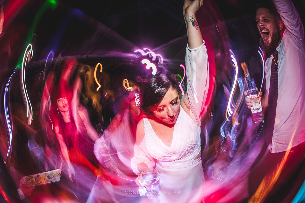 noiva dançando na pista de dança por Monique Angelis