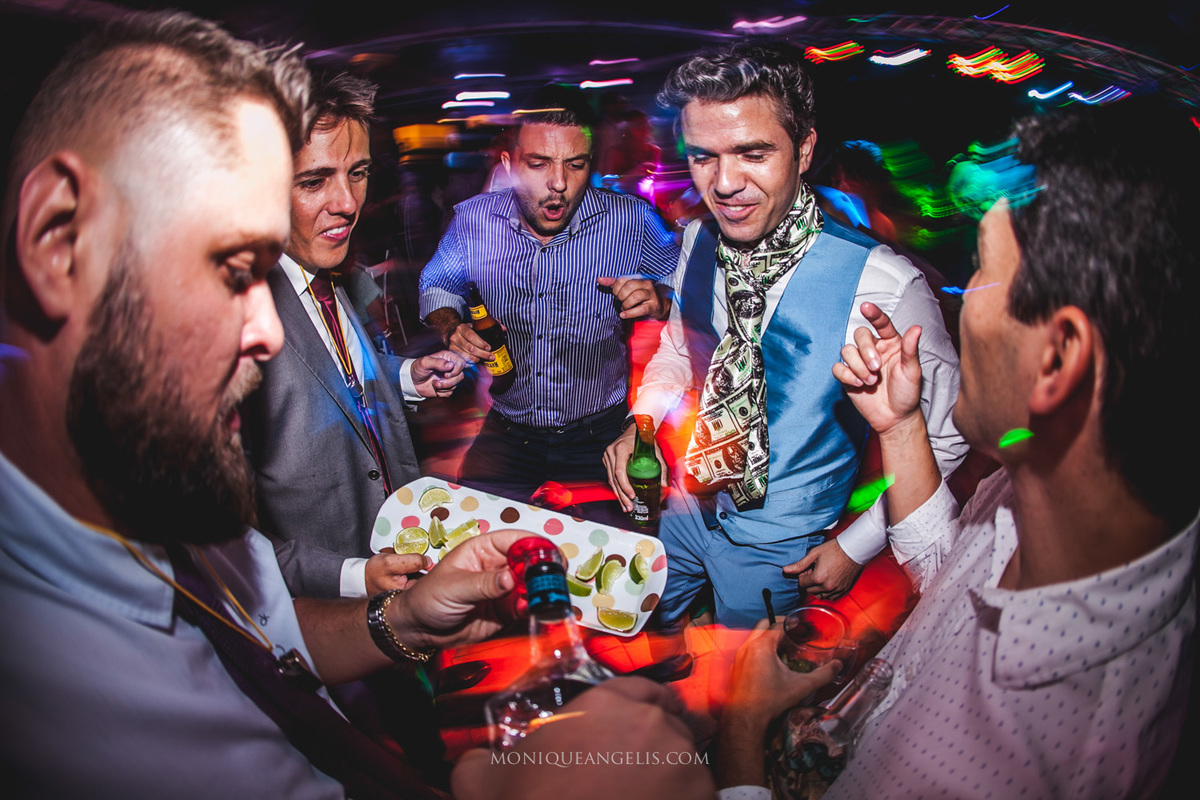 noivo tomando tequila por Monique Angelis