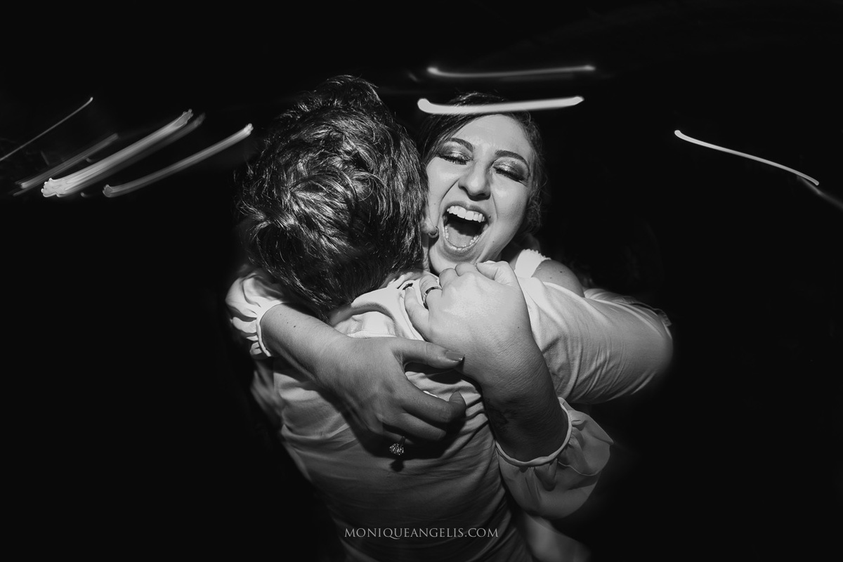 noiva abraçando o noivo na pista de dança por Monique Angelis