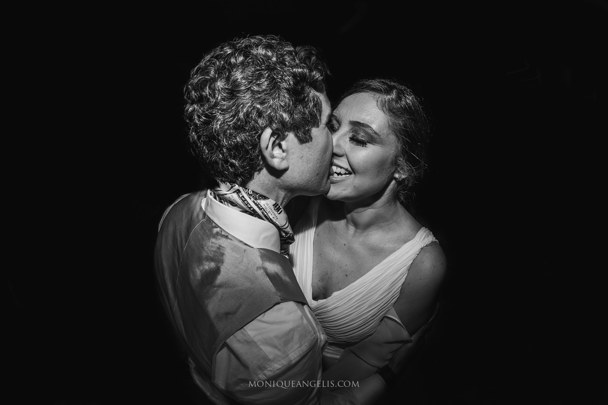 noiva beijando o noivo na pista de dança por Monique Angelis