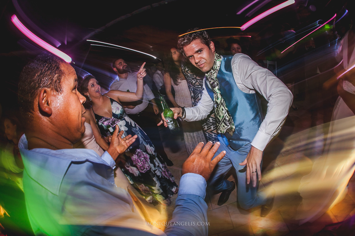 noivo dançando na pista de dança por Monique Angelis