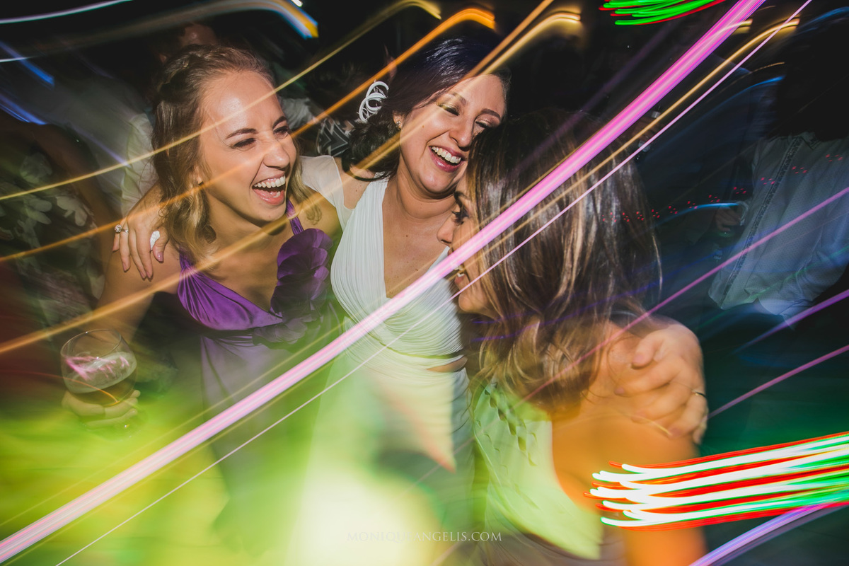 noiva dançando com as convidadas na festa por Monique Angelis