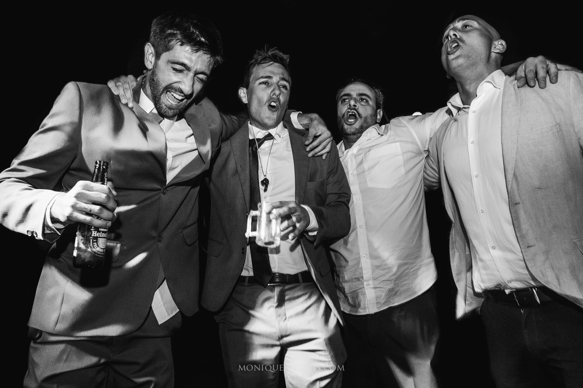 convidados dançando na pista por Monique Angelis