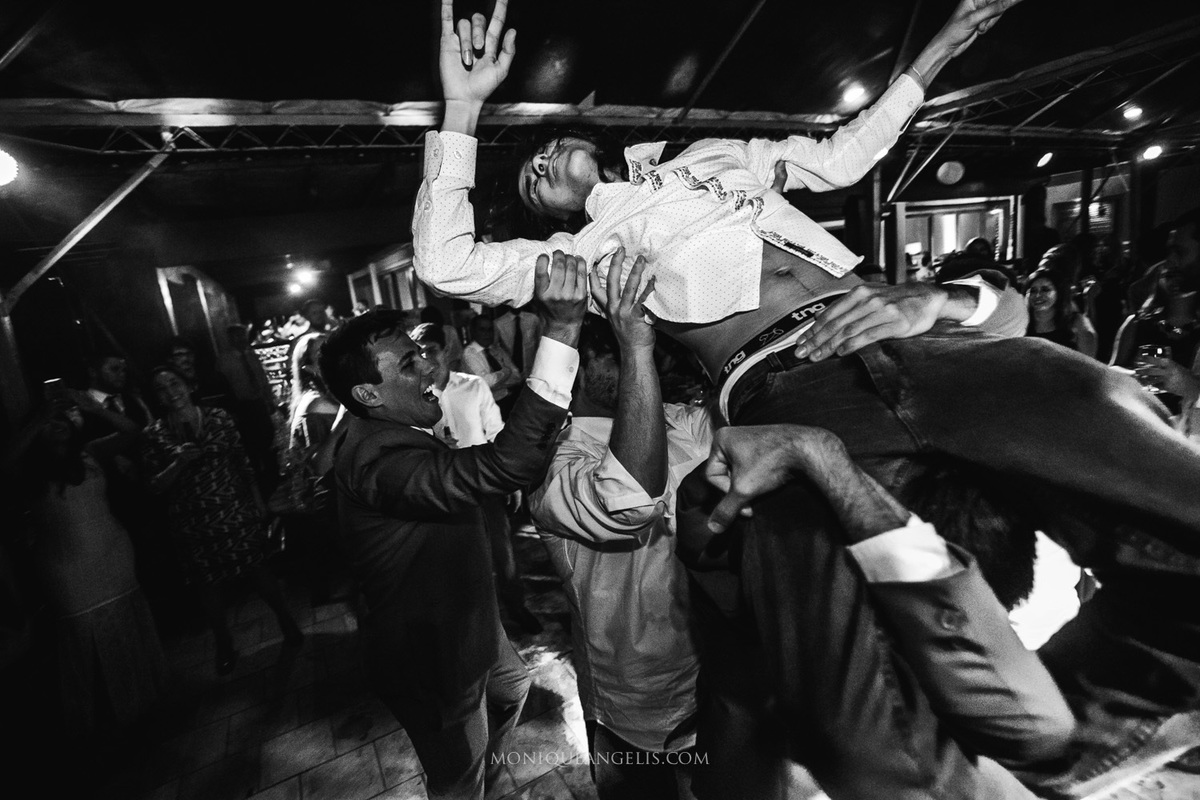 convidados se divertindo na pista de dança por Monique Angelis