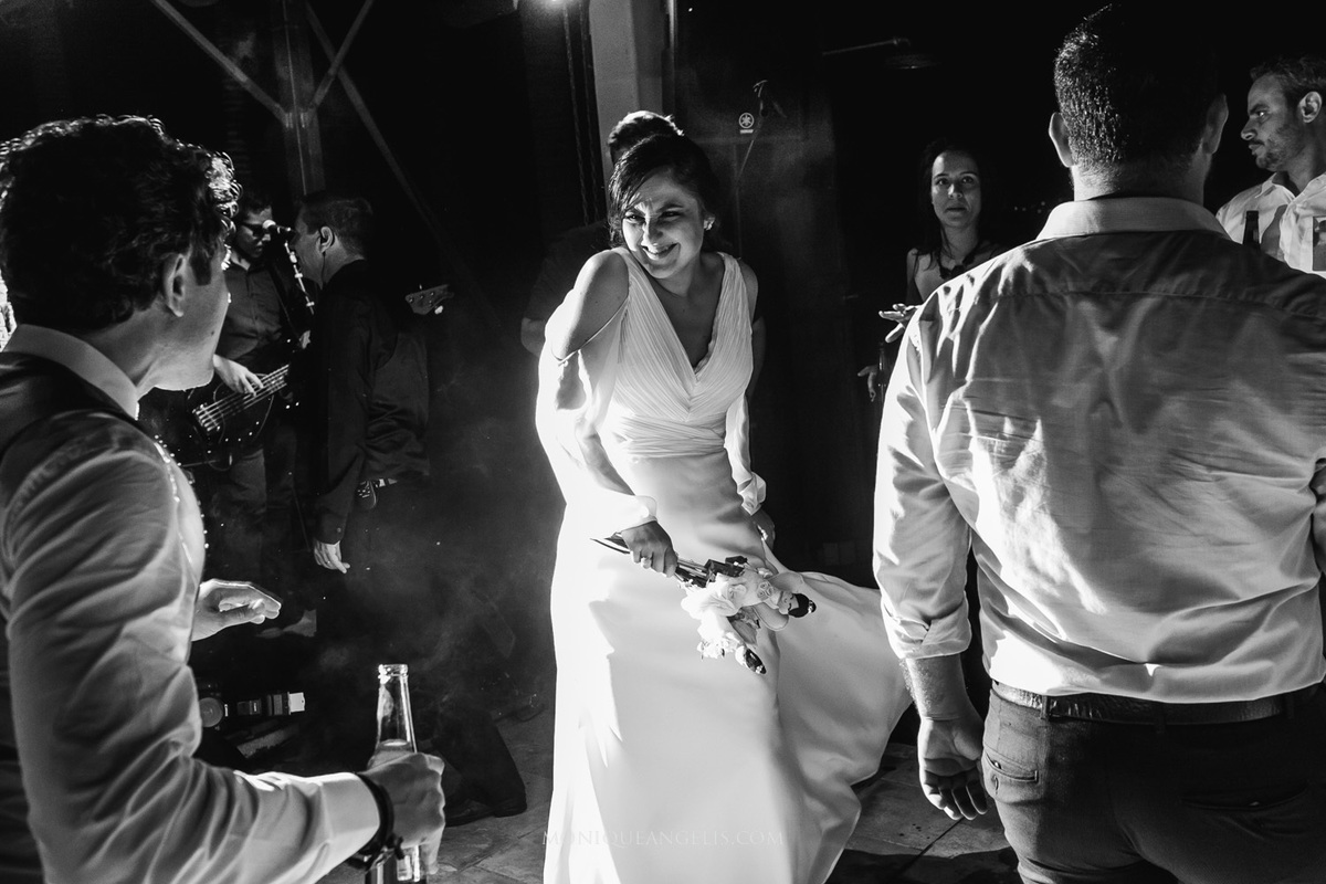 noiva dançando com o noivo na pista por Monique Angelis