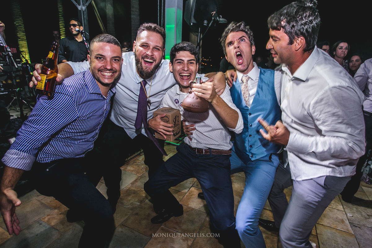 convidados se divertindo com noivo na pista de dança por Monique Angelis