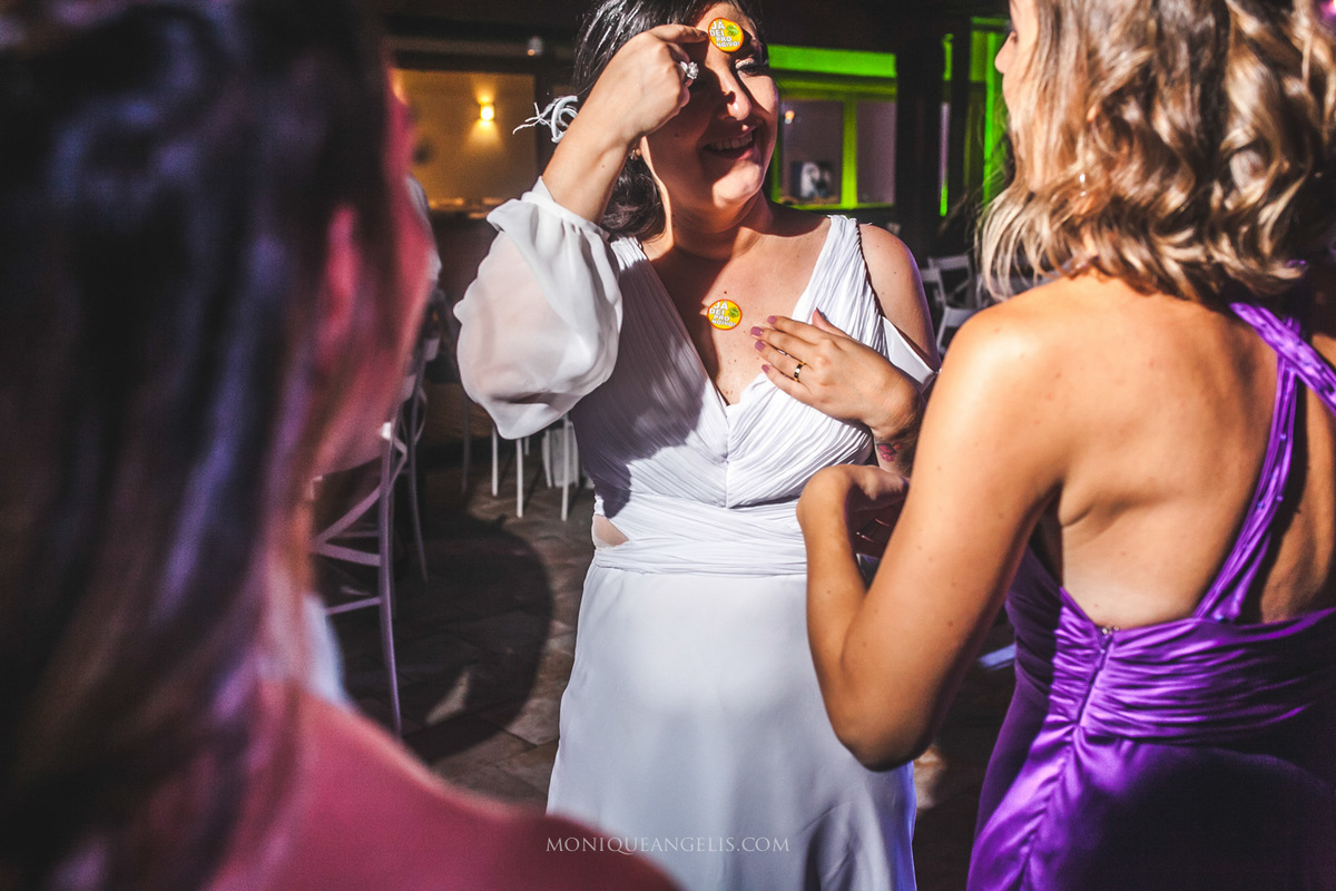 noiva se diverte com amigas na festa por Monique Angelis