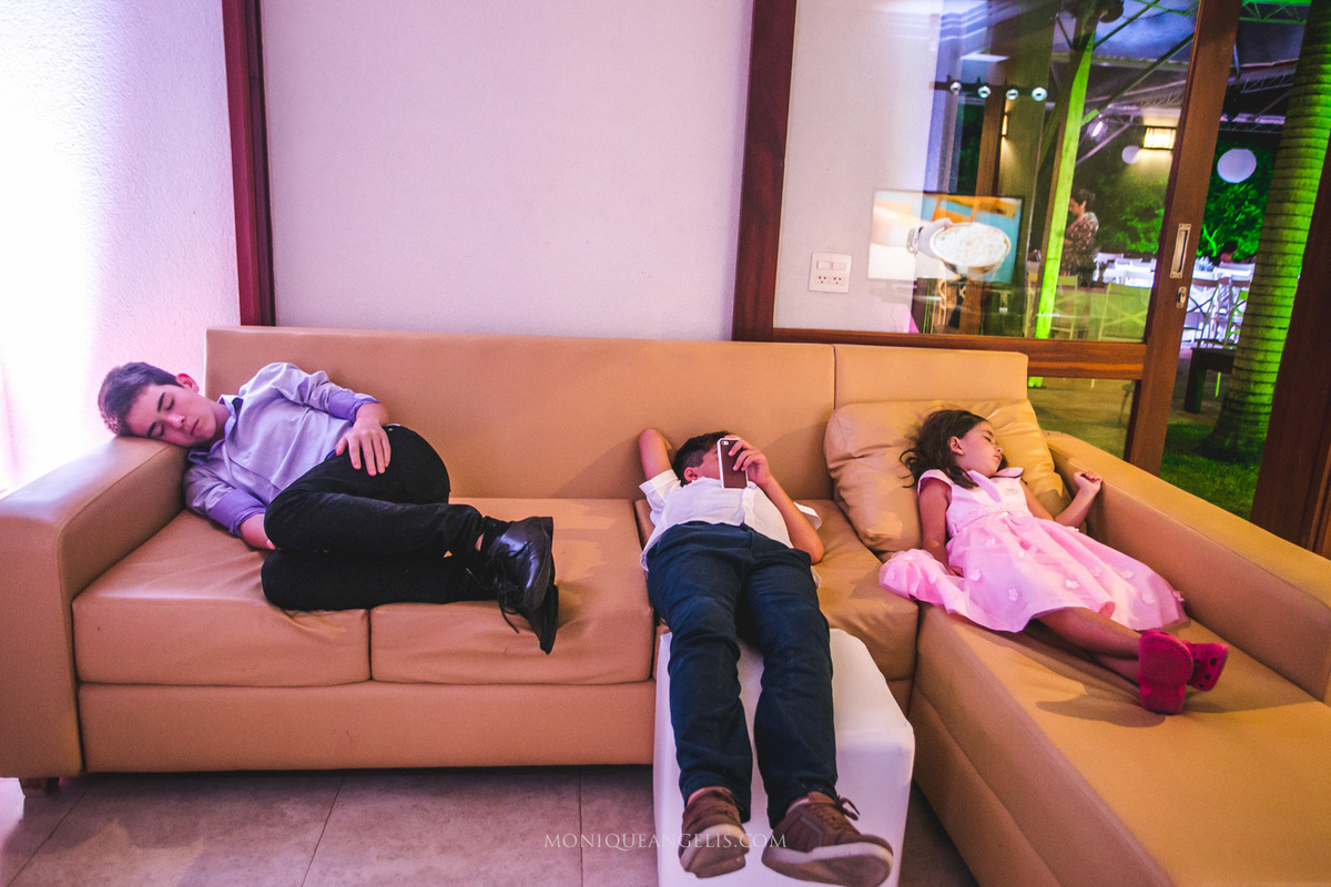 crianças dormindo no fim do casamento por Monique Angelis