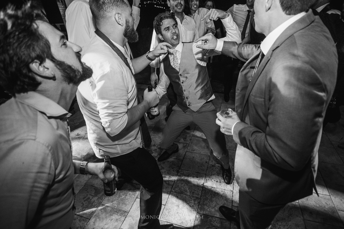 noivo se divertindo por Monique Angelis