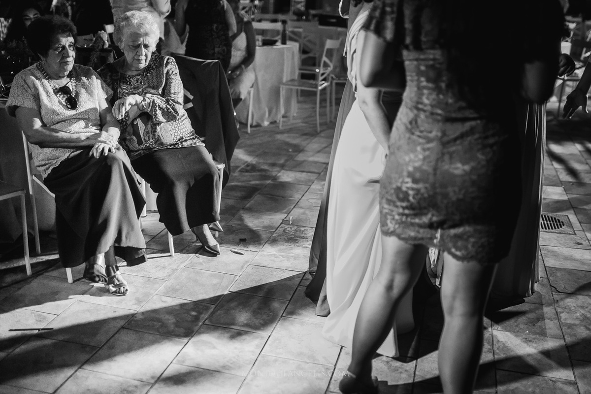 senhoras sentadas aguardando o fim da festa por Monique Angelis
