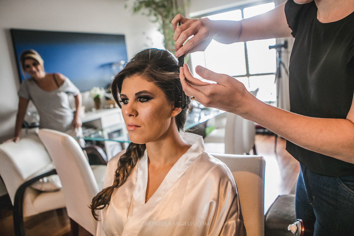 Penteado da noiva na casa da mãe por Monique Angelis