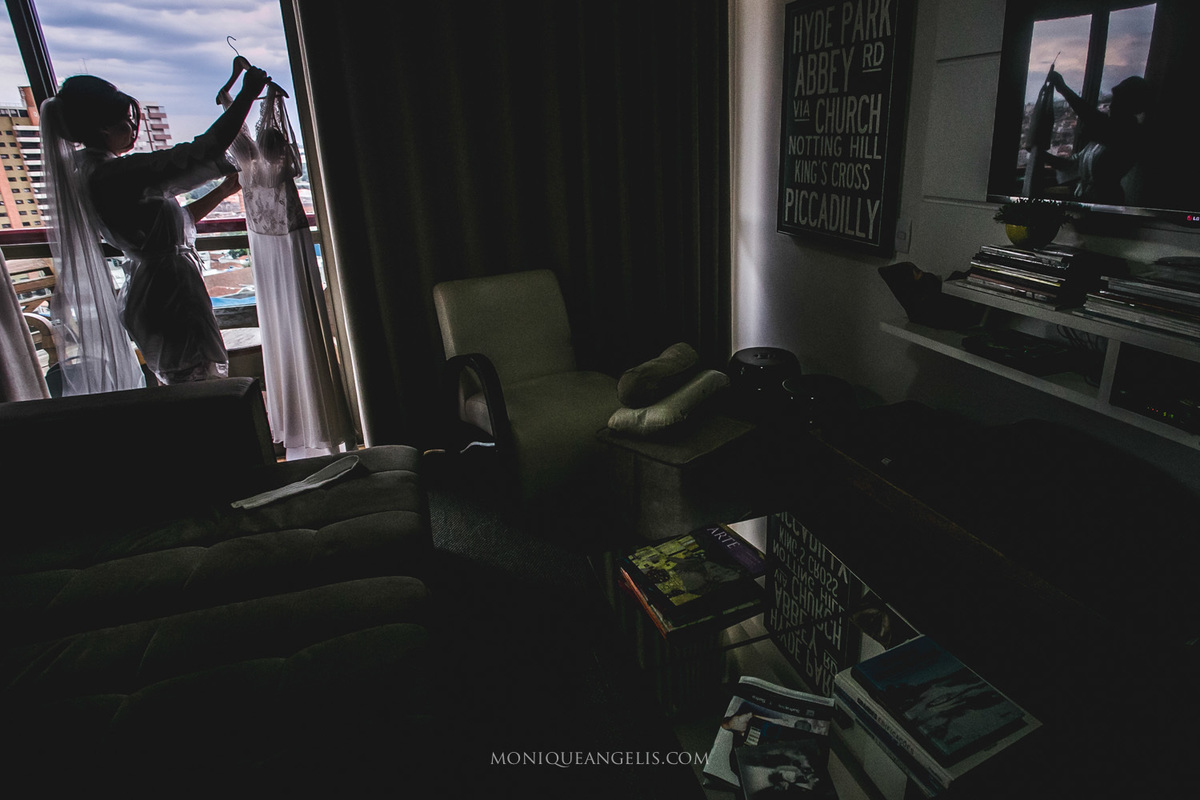 Noiva admirando o vestido por Monique Angelis