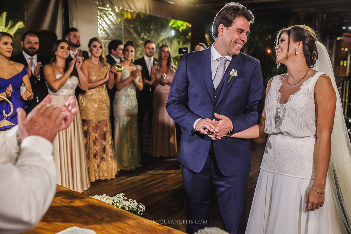 Noivo recebendo a noiva no altar por Monique Angelis