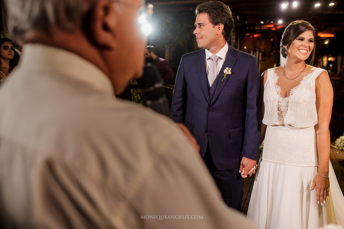 Os sorrisos dos noivos na cerimônia por por Monique Angelis