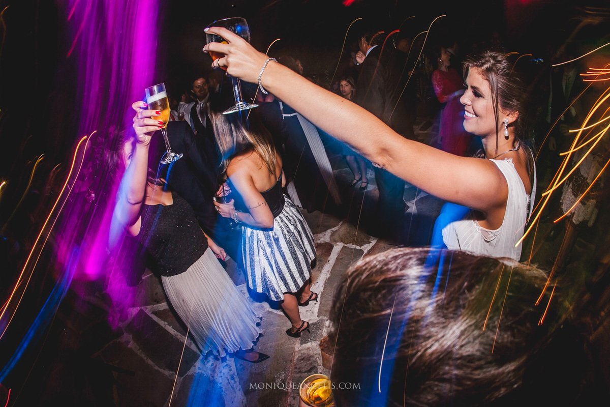 Noiva brindando junto com convidada