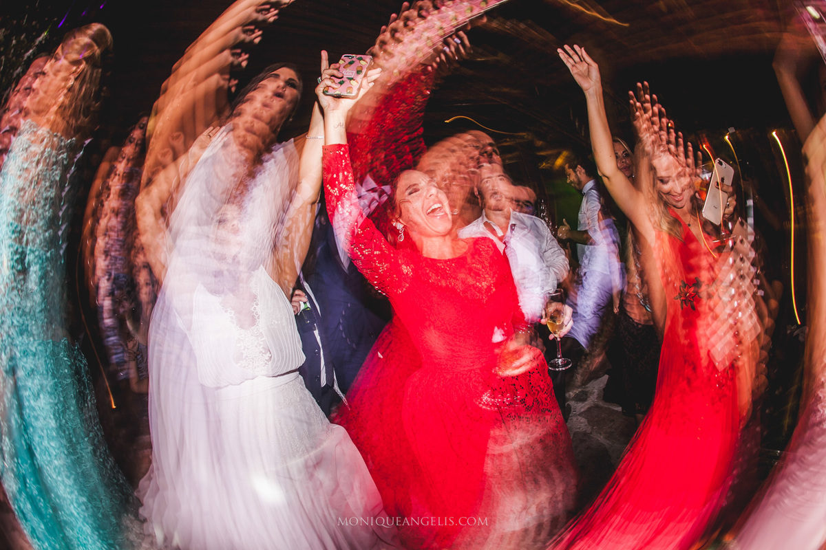 noiva dançando com convidadas na pista de dança