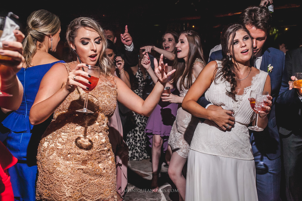 noivo dançando com sua noiva durante a festa por Monique Angelis