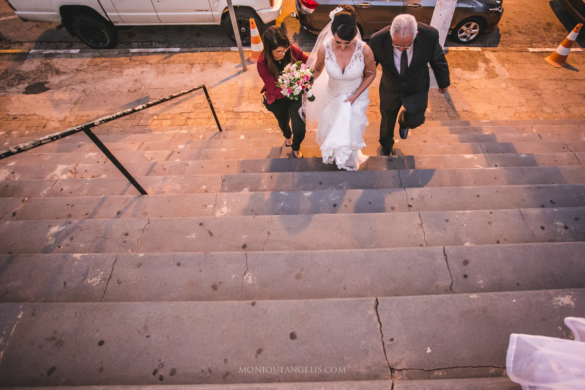 Noiva subindo as escadas da Igreja