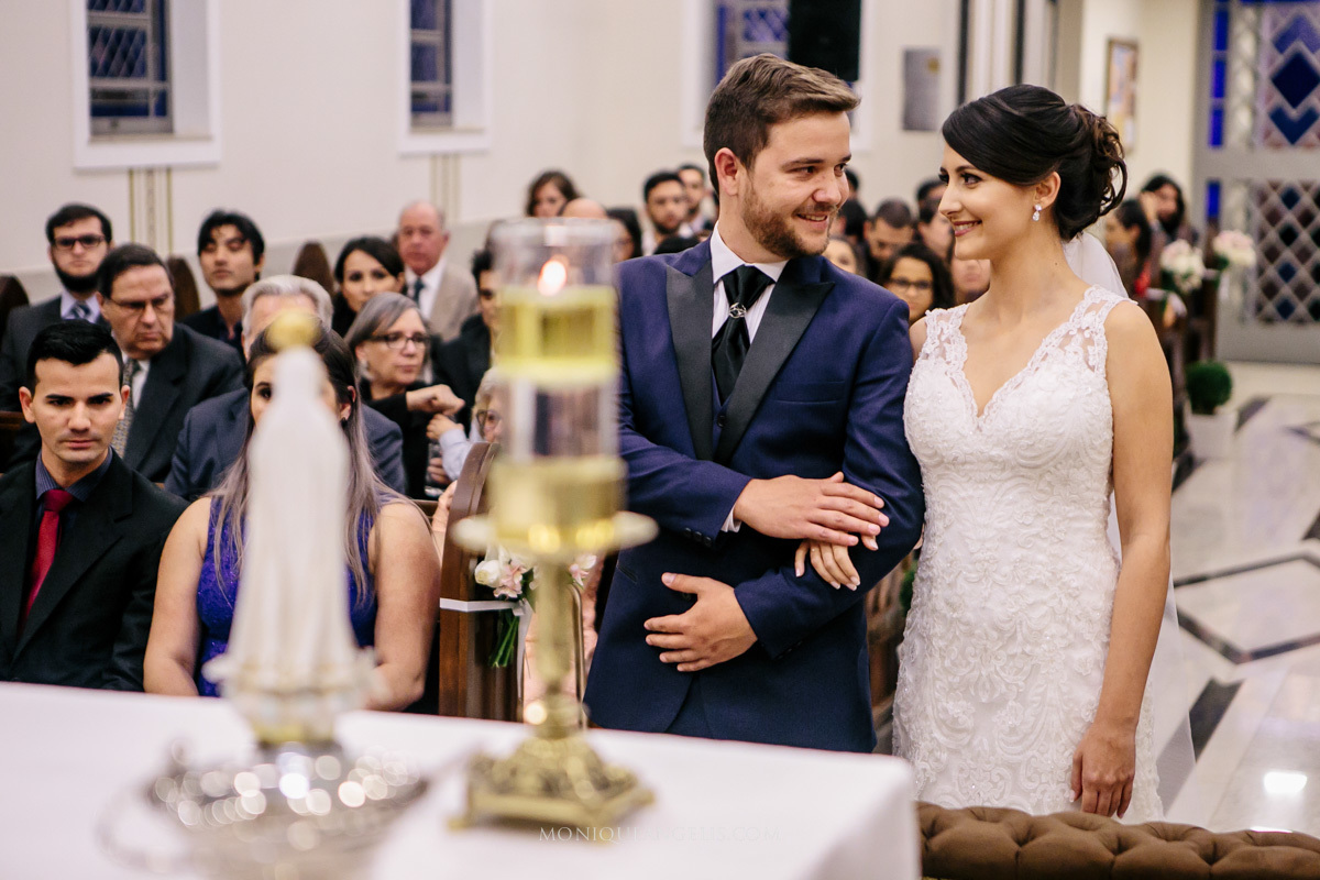 Noivos trocando olhares na cerimônia