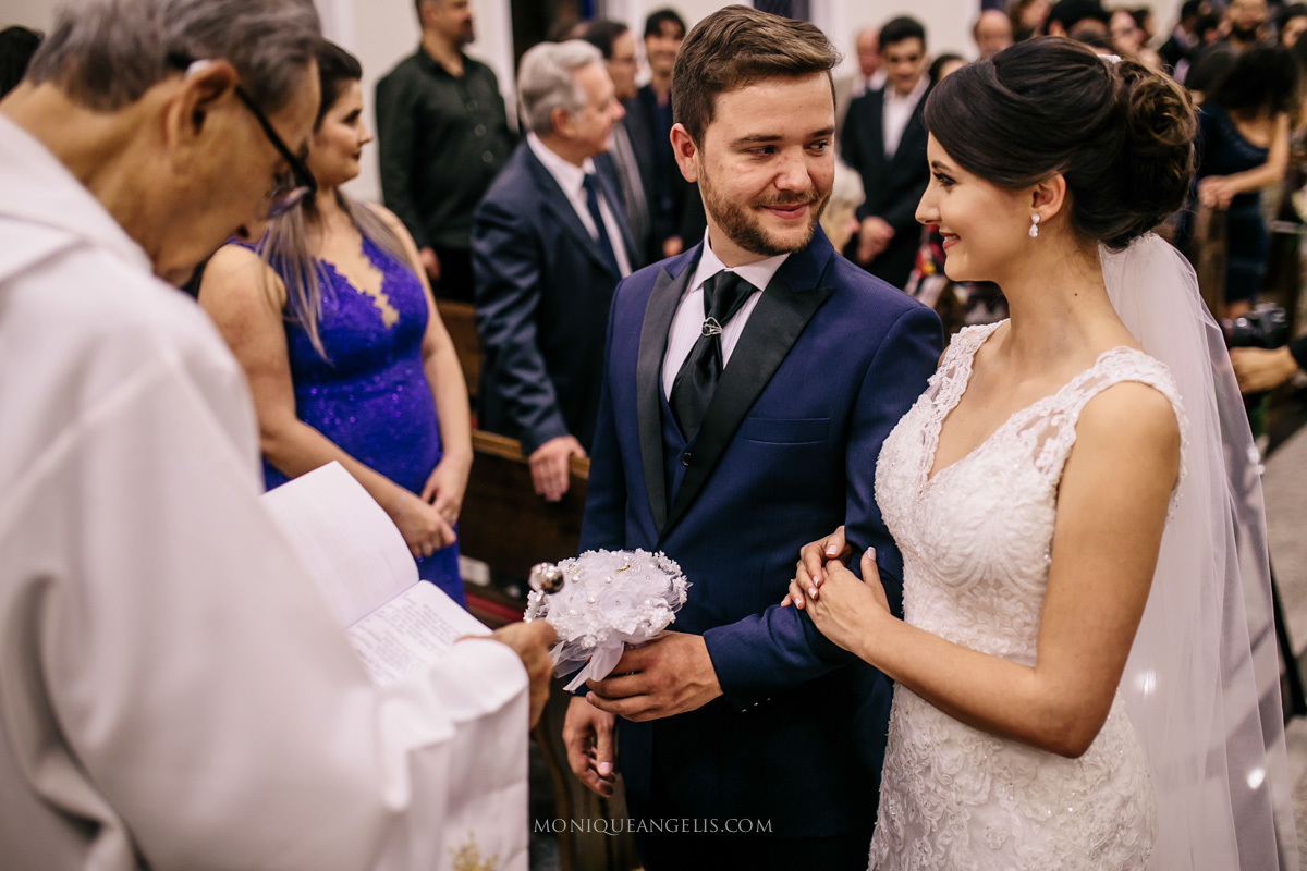 Noivo olhando para a noiva durante a cerimônia