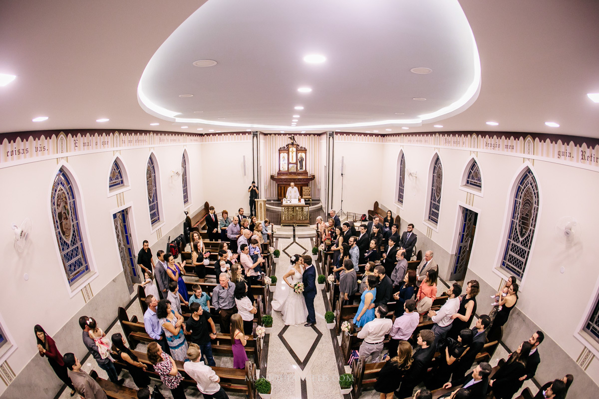 O beijo dos noivos após a cerimônia