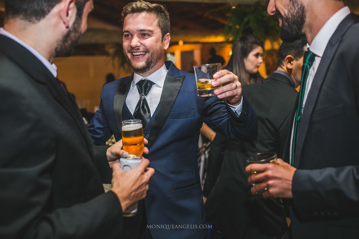 Noivo brindando com os seus convidados