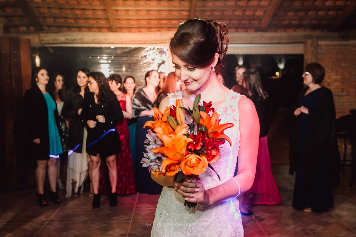 Noiva jogando o buquê