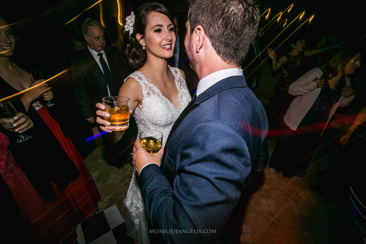 Noivos dançando na pista de dança durante a festa
