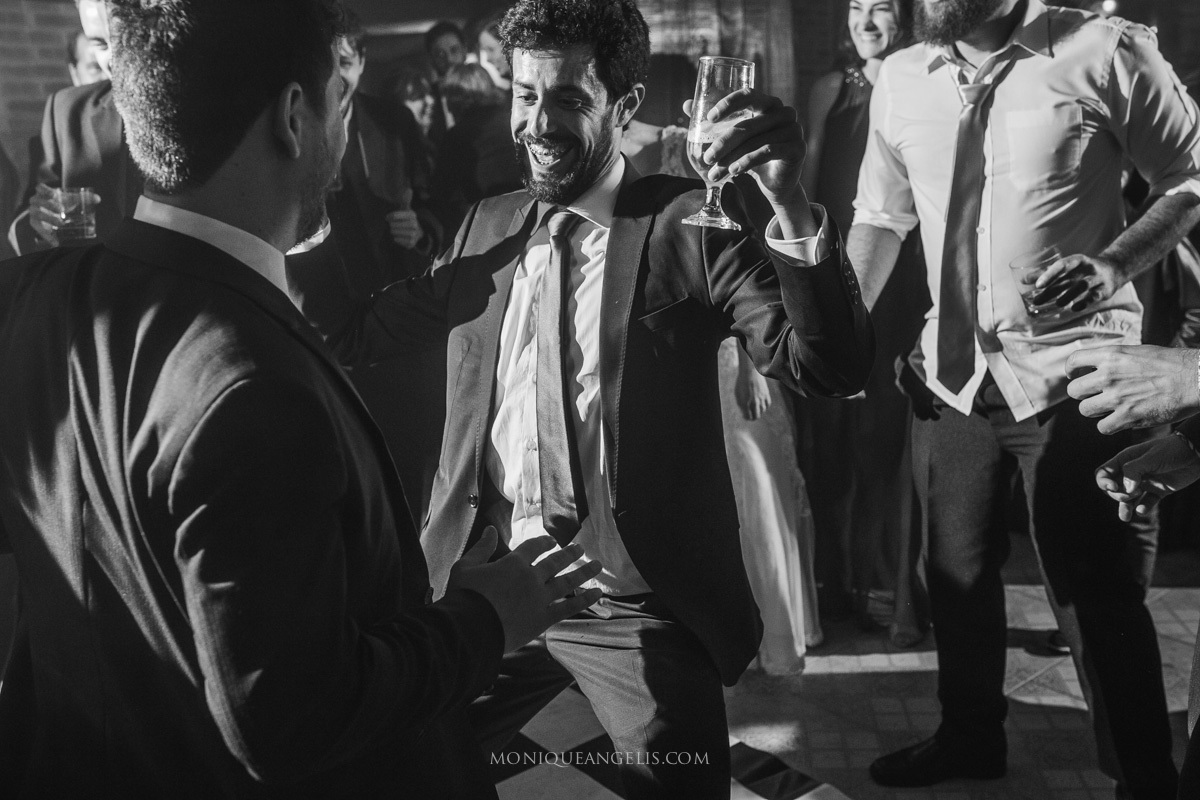 Convidados se divertindo na pista de dança