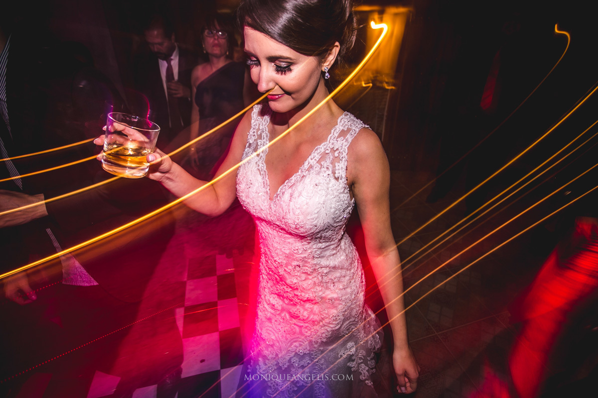 noiva dançando na pista de dança